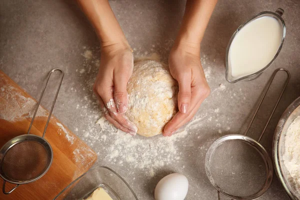 Woman making dough — Stock Photo, Image