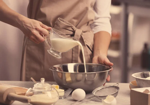 Woman making dough — Stock Photo, Image