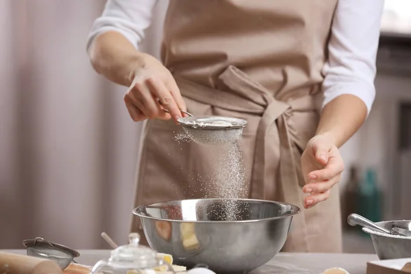 Woman making dough — Stock Photo, Image