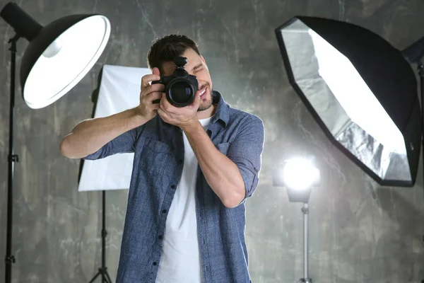 Joven fotógrafo masculino — Foto de Stock