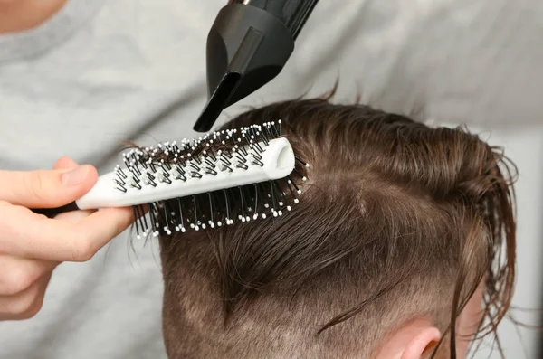 Fryzjer, Dokonywanie męskie fryzury — Zdjęcie stockowe