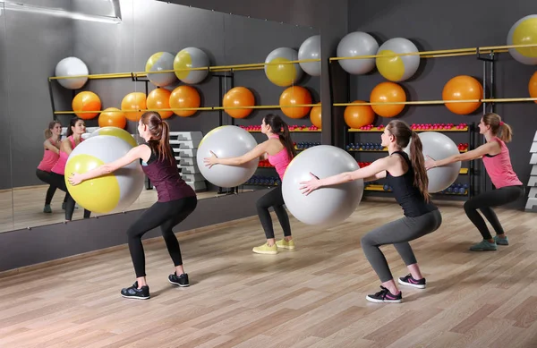 Jovens Mulheres Esportivas Treinando Com Bolas Fitness Ginásio — Fotografia de Stock