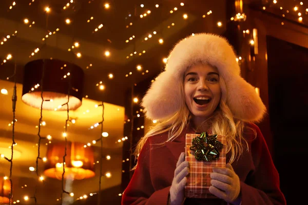Женщина Подарочной Коробкой Рождественском Рынке — стоковое фото