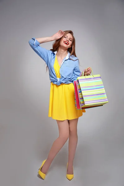 Vrouw met papieren tassen — Stockfoto