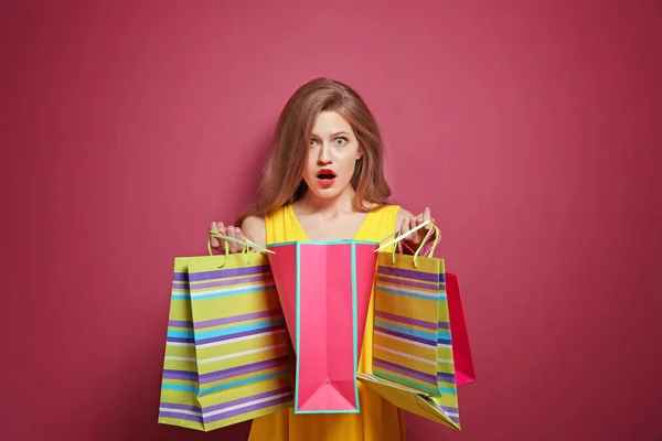 Mujer con bolsas de papel — Foto de Stock