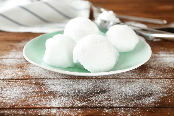 Hermoso plato con bolas de nieve — Foto de Stock