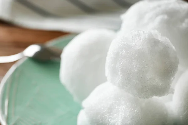 Belle assiette avec boules de neige — Photo