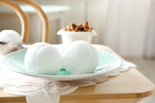 Красива тарілка зі сніжками — стокове фото