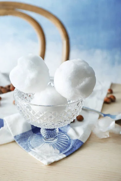 Tazón de cristal con bolas de nieve — Foto de Stock