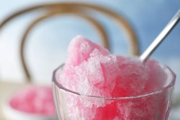 Vidro com sobremesa de gelo rosa — Fotografia de Stock
