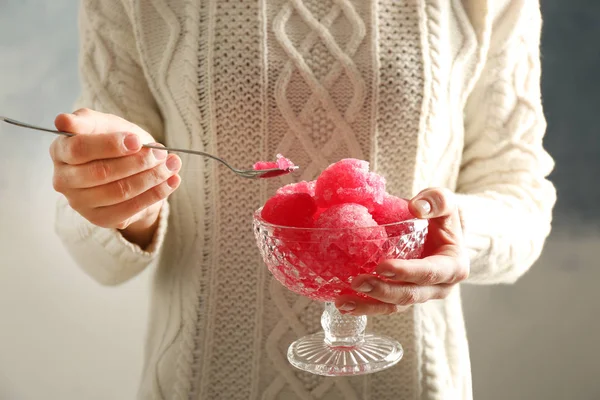 Buz tatlı ile eller