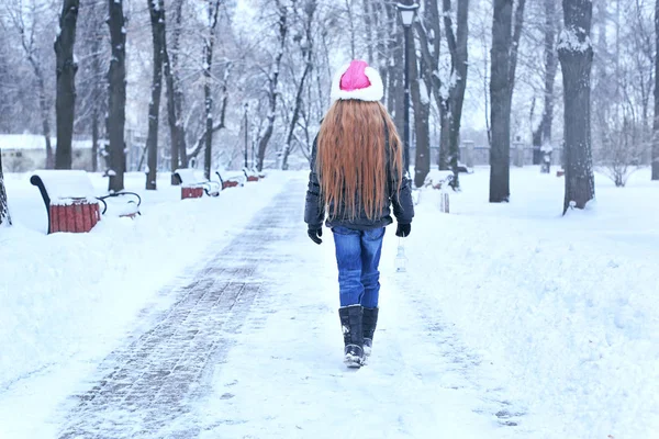 Niña en el parque de invierno —  Fotos de Stock