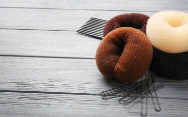 Ahşap masa üzerinde saç modeli için aksesuar