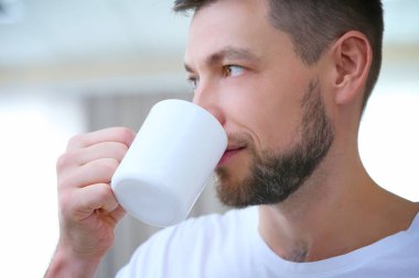 İçme kahve evde, tatlı yakışıklı genç adam