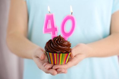 Doğum günü kek w tutan eller