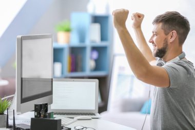 Yakışıklı genç programcı  