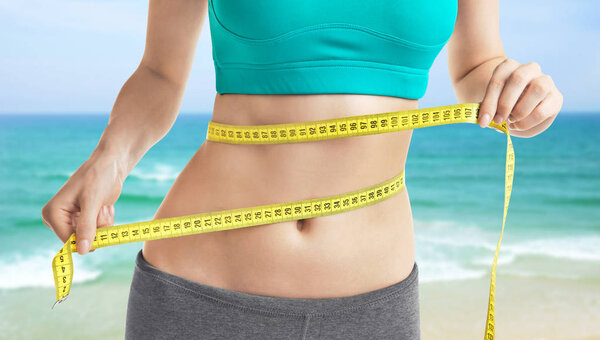 Молодая женщина с измерительной лентой
  