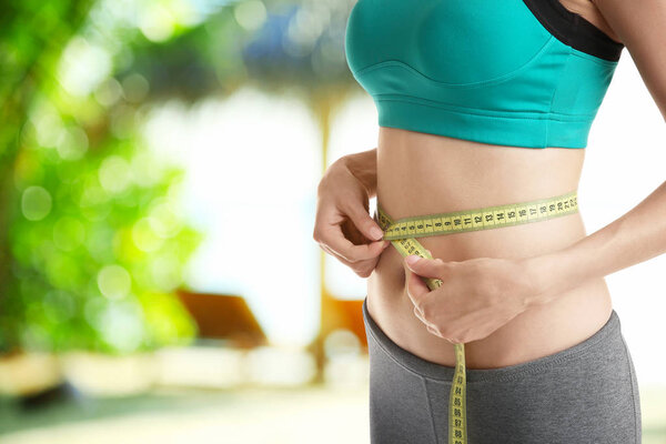 Молодая женщина с измерительной лентой
  