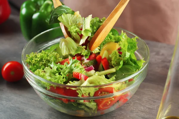 Mengen van smakelijke groente salade — Stockfoto