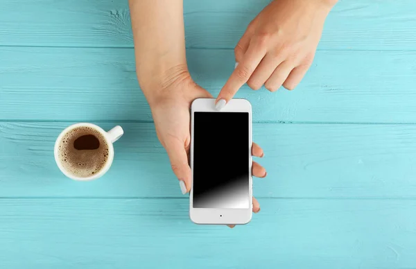 Mãos com smartphone e café — Fotografia de Stock