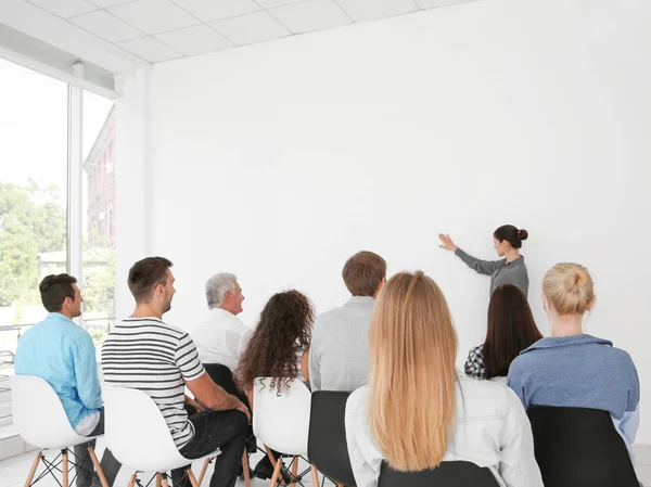 Concepto Formación Empresarial Gente Negocios Que Reúne Sala Conferencias —  Fotos de Stock