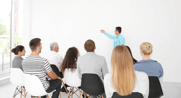 Concepto Formación Empresarial Gente Negocios Que Reúne Sala Conferencias —  Fotos de Stock