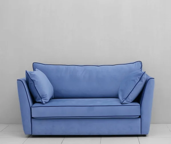 Сучасний диван на світлій стіні — стокове фото