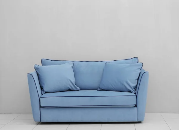 Сучасний диван на світлій стіні — стокове фото