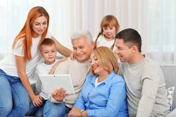 Gelukkige Familie Met Tablet Bank — Stockfoto