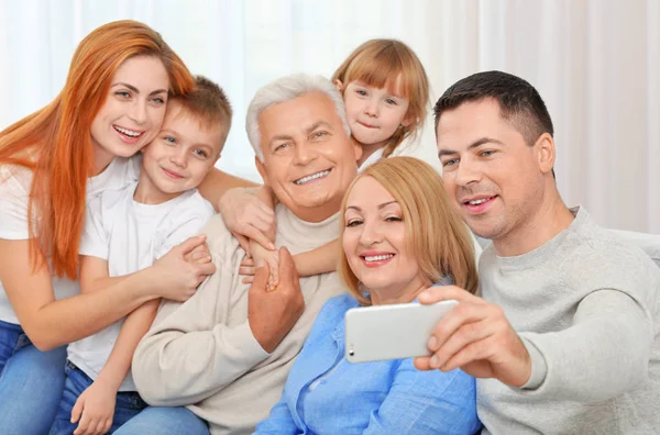 Grote Familie Nemen Selfie Bank — Stockfoto