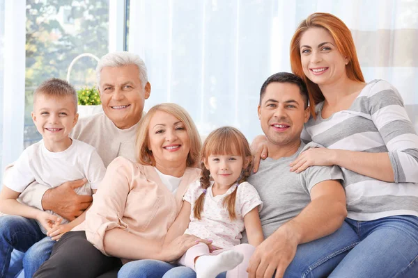 Grande família no sofá — Fotografia de Stock