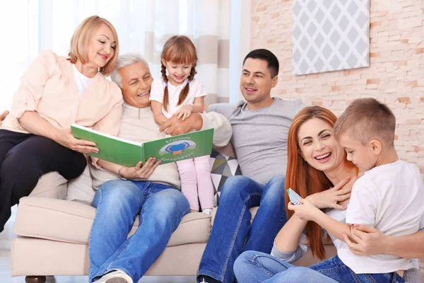 Gelukkige Familie Leesboek Bank — Stockfoto