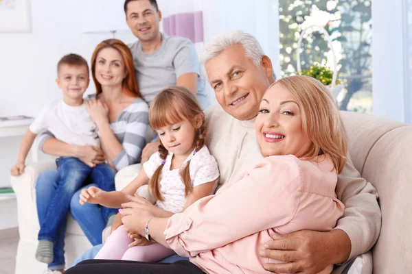 Familia sentada en el sofá — Foto de Stock