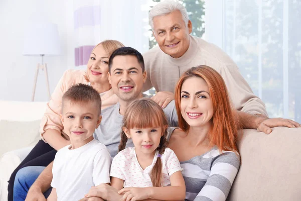 Familie zit op de bank — Stockfoto