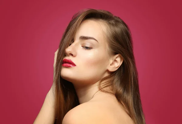 Retrato de una hermosa joven — Foto de Stock