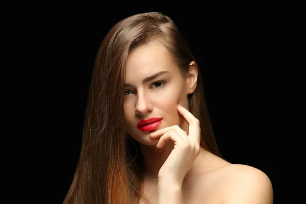 Retrato de una hermosa joven — Foto de Stock