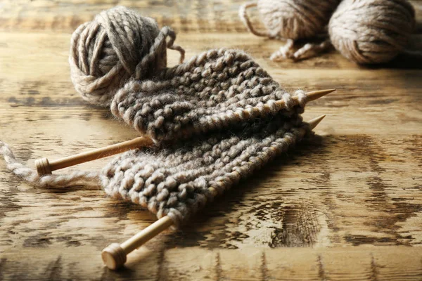 Fils et aiguilles à tricoter — Photo