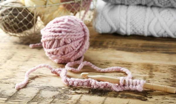 Pink ball of knitting yarn and hook — Stock Photo, Image