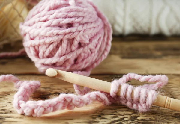 Bola rosa de fios de tricô e gancho — Fotografia de Stock