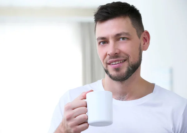 Guapo joven bebiendo café en casa — Foto de Stock