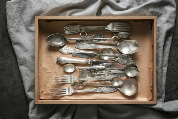 Gümüş kutusunda kümesi