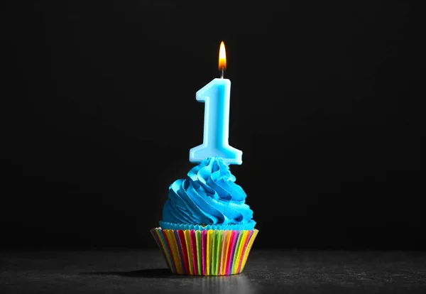 Кекс на день народження зі свічкою — стокове фото