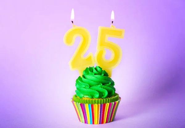 Cupcake de aniversário com velas — Fotografia de Stock