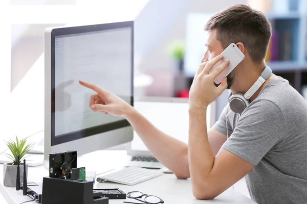 Guapo joven programador — Foto de Stock