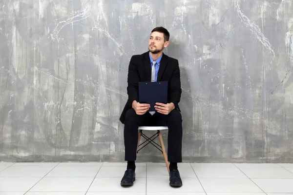 Joven esperando entrevista de trabajo —  Fotos de Stock