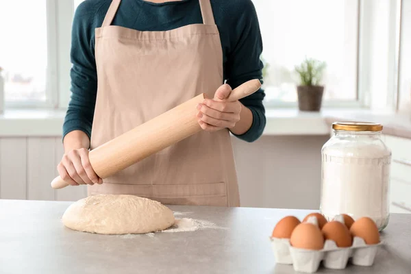 Woman holding rolling pin — Stock Photo, Image