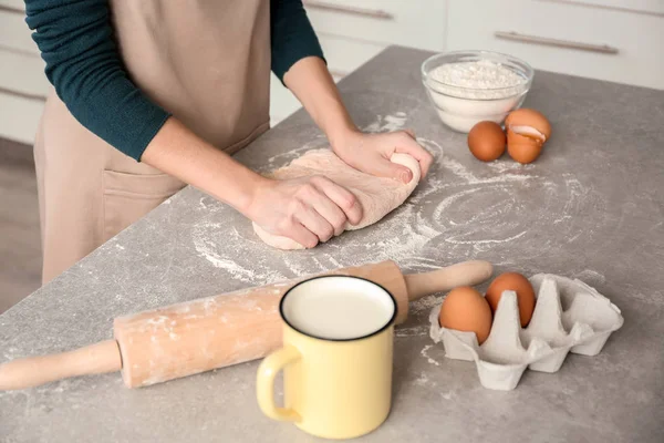 Frau bereitet Teig zu — Stockfoto