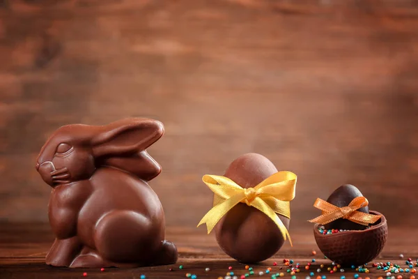 Chocolate Easter bunny with eggs — Stock Photo, Image