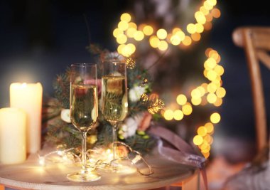 İki kadeh şampanya.