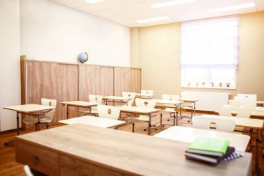 sandalyeleri ve masaları ile sınıf